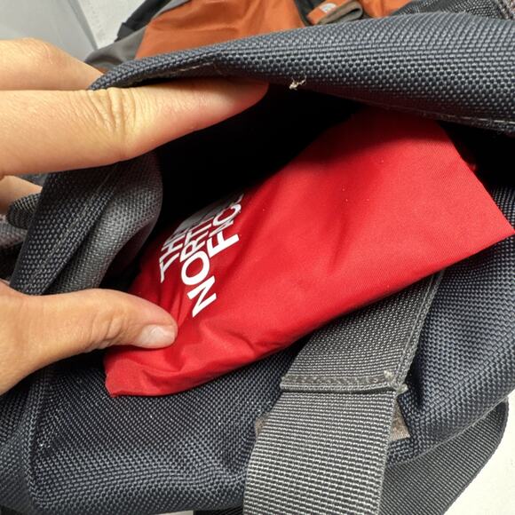 The North Face Meteor 30 Backpack Orange W/ Rain cover Hiking Backpacking - Picture 5 of 8